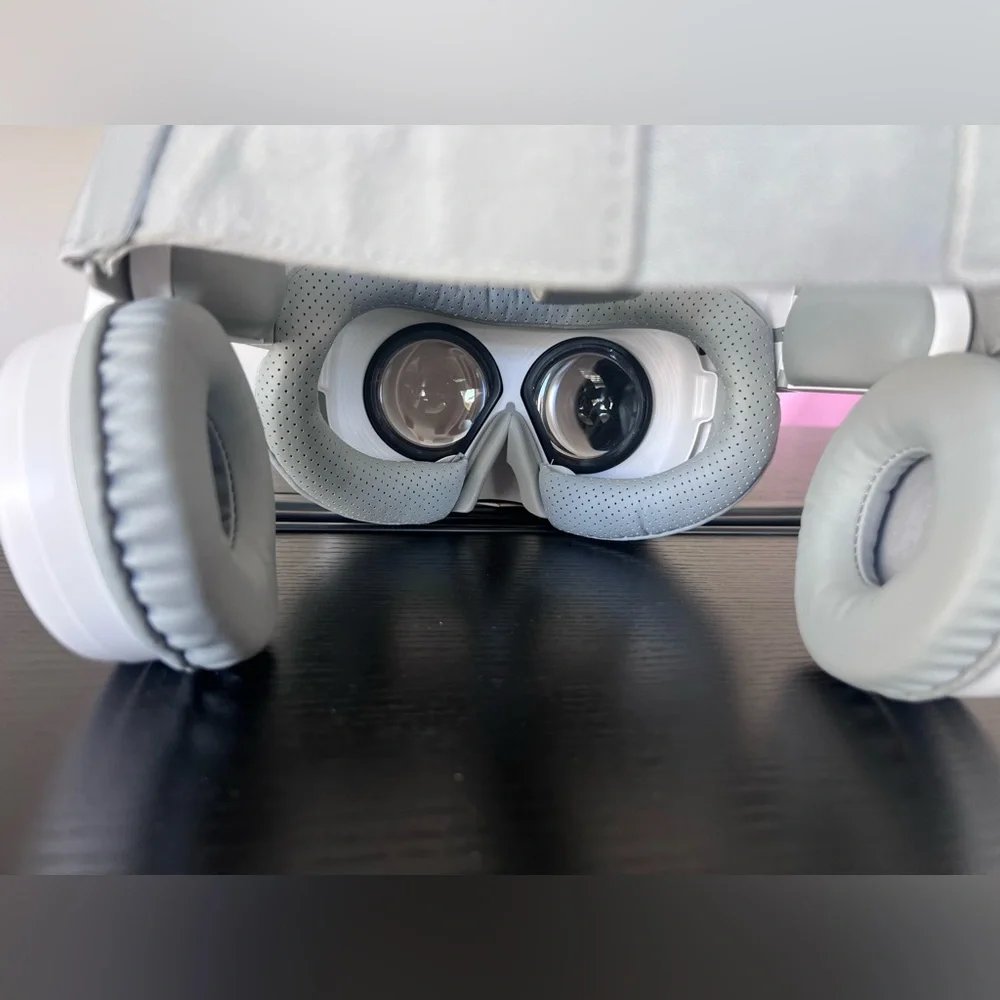 White VR Headset - Picture 7 of 8